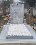 Паметник с размери 120/80/6 см, с релефни надписи и черно-бели порцеланови снимки, постамент 120/20/6 см, масивни бордюри с височина 10 см, мраморна пътека, украса с бели камъни, мраморни ваза и фенер, общ изглед
