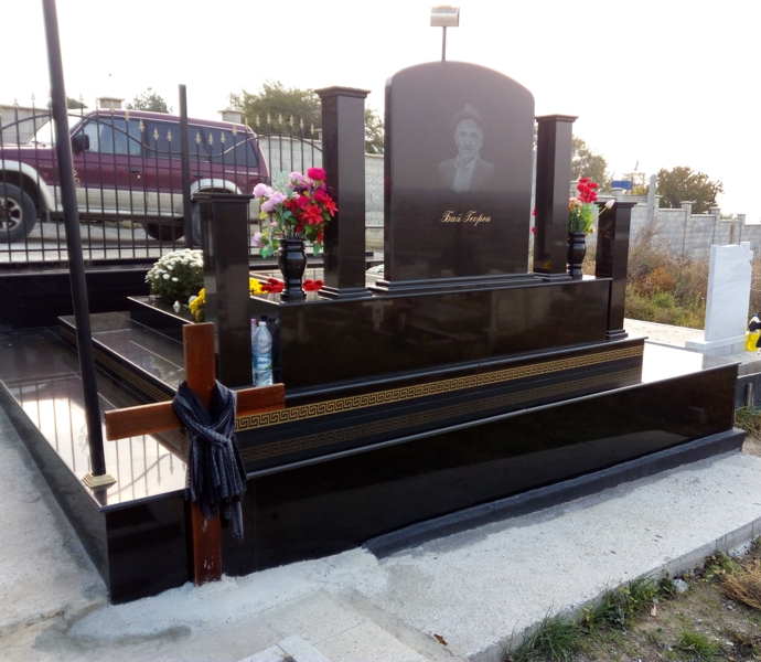 Изглед на паметник с орнаменти отзад