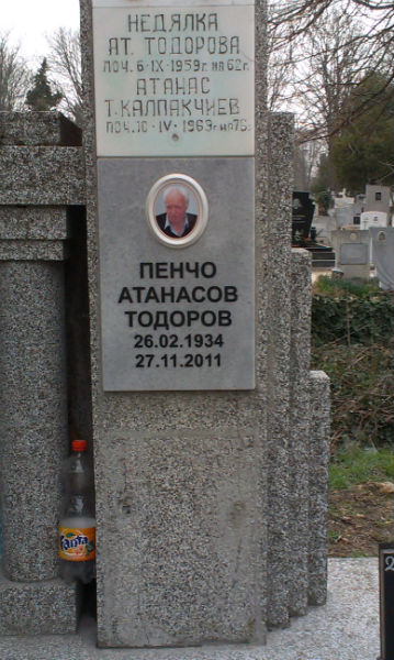 Допълнителна плочка с надпис и цветна порцеланова снимка, монтирана на стар паметник