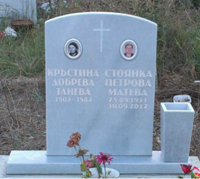 паметник дъга с постамент, направен от сив мрамор