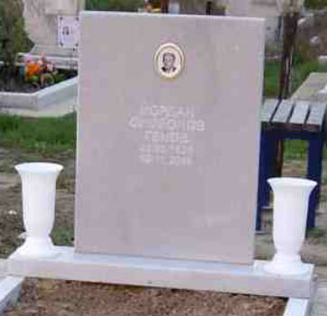 паметник права плоча с постамент, направен от сив мрамор