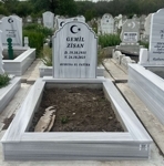 Monument musulman cu semilună și stea, inscripție cu litere negre sculptate, piedestal, bordură cu gresie, bază de beton