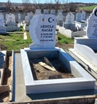 Monument musulman cu semilună și stea, fotografie eliptică colorată din porțelan, inscripție cu litere negre sculptate, piedestal, bordură cu gresie, bază din beton