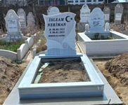 Monument musulman cu semilună și stea, modelul roții vieții, inscripție cu litere negre sculptate, piedestal, bordură cu gresie, alee de ciment, bază de beton