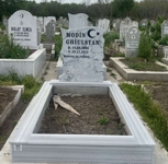 Monument musulman cu semilună și stea, inscripție cu litere negre sculptate, piedestal, bordură cu gresie, bază de beton
