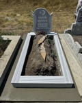 Monument musulman cu semilună și stea, inscripție cu litere albe sculptate, piedestal, bordură cu gresie, bază de beton