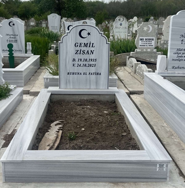 Monument musulman cu semilună și stea, inscripție cu litere negre sculptate, piedestal, bordură cu gresie, bază de beton