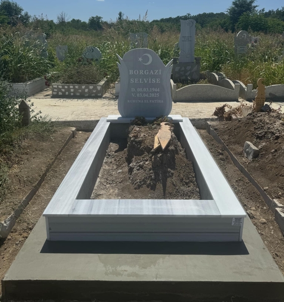 Monument musulman cu semilună și stea, inscripție cu litere albe sculptate, piedestal, bordură cu gresie, bază de beton