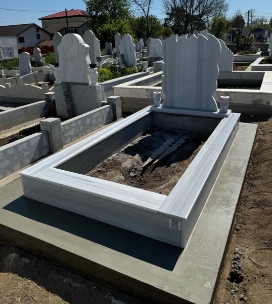 Monument musulman cu semilună și stea, fotografie eliptică colorată din porțelan, inscripție cu litere albe sculptate, două vaze rotunde, piedestal, bordură înaltă cu gresie, alee de beton, bază de beton